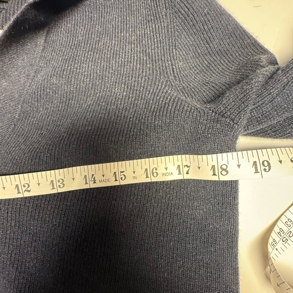 Banana Republic Women's V-Neck Sweater in Gray NWT - Picture 6 of 7